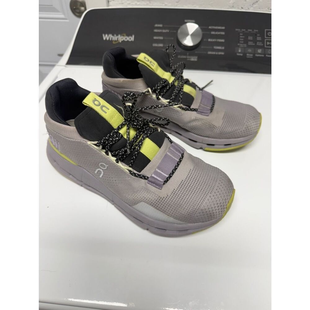 On Running Womens Size 8 Grey and Lime Lightweight Sneakers Excellent Condition